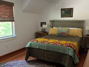 Charming 2-bedroom apartment in picturesque Wilton on a private road with views