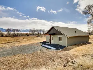 Beautiful Jefferson River Cabin w/ Mountain Views!