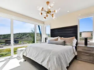 Luxurious Tuhaye Home with Modern Interior, Mountain Views