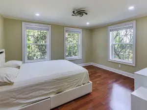 11 Acres & Balcony! Sleek Retreat in Americus