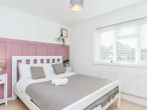Modern 3 Bedroom Home in Swindon with Parking