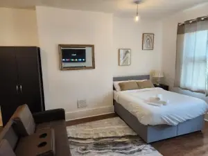 Immaculate 1-Bed Apartment in Greenhithe