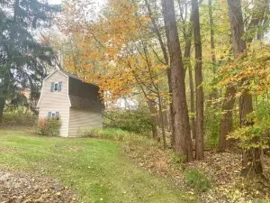 The House Hotels - 4 Beds, Huge Yard, Secluded, and Central!