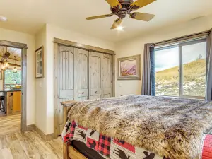 < 1 Mi to Chico Hot Springs: Mtn-view Hideaway!