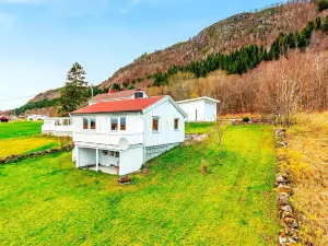 6 Person Holiday Home in AVERØY