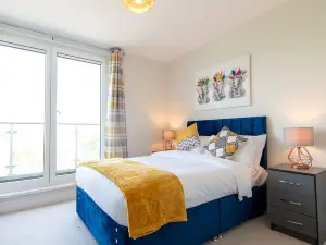 Stylish 2 Bed Apartment in Crawley - Sleeps 5