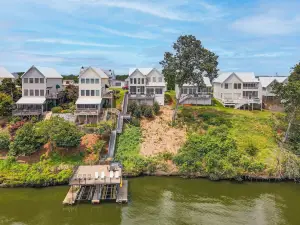 Waterfront Bliss: Wheeler Lake Retreat w/ Dock!