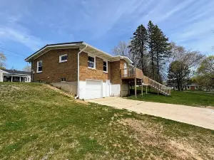 Lakeview Getaway: Steps away from park, public beach and boat launch