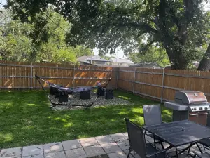 Farmhouse - Centrally Located in Great Bend, Gas Firepit and Pet Friendly Yard