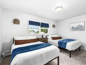 Sleeps12 - Dog-Friendly SidexSide Duplex - Large Yard/Hammocks/Firepits/Grills