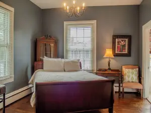 The Camelia Room - Private studio w/ Ensuite Bath in Historic Downtown Home