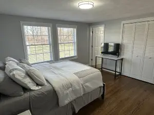 Beautiful home minutes to shopping center, mall and College of Holy Cross.