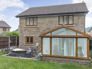 2 Carr Farm Close