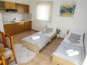 Lucky Luke Pool Apartments
