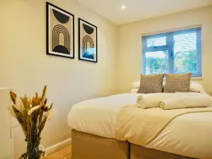 Spacious 3 bedroom Home w Parking in Farnborough