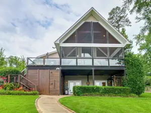 Luxe Lake Sinclair Living Private Dock and Beach!