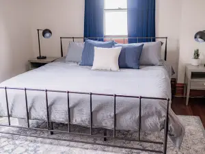 The 1905 - Spacious Downtown Farmhouse - 4bd/2ba
