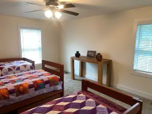The Bunkhouse Retreat /Sleeps 15/7Br/5BA/4 Private Acres