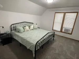 5 minute walk to the Capitol State and surroundings!