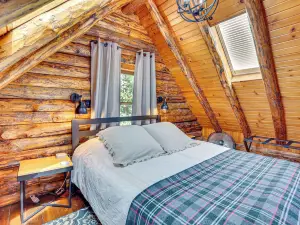 Peaceful 'Creekside North' Studio w/ Fire Pit