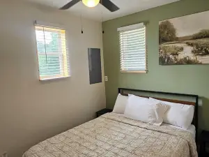 Charming 2-bedroom cabin near Jellystone Park, Spaulding boat ramp and more!