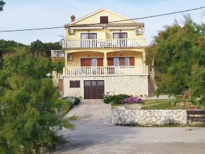 Apartments Grbac Veli Rat-Seaside