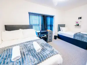 4BR 4Bath Home W/ Free Parking & Private Garden