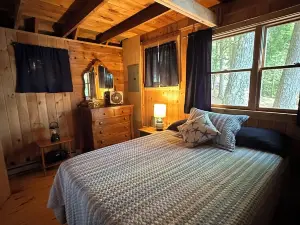 Peaceful.... Lakefront Cottage... Kayakers Paradise....