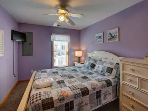 Canal Access and Large Yard - Tranquil Family Retreat