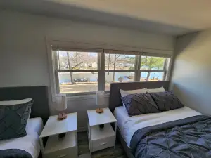 Lake Front, Family fun- Sleeps 8, Newly modern remodeled 3bed/2bath private dock