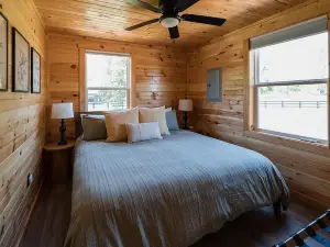 Hot Tub~River Boat Ramp~Pickleball~Lake Cumberland~Family Friendly Cabin