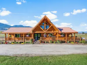 Group Retreat in the Bitterroot Valley w/ Hot Tub