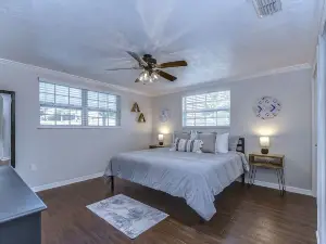 3/2 Pool Home with Bunk Room & Game Room-Sleeps 8