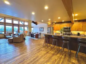 Eagle Bend Townhome w King Suites & Amazing Views