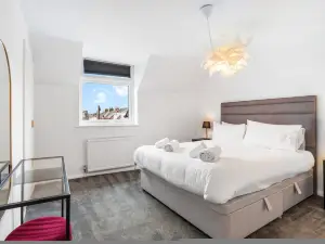 Central Horsham 5BR Home | Parking | Pets Allowed