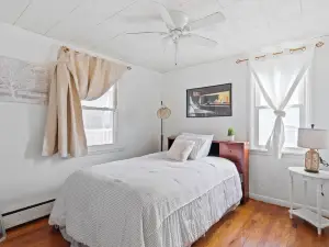 New  Fall Season " Open Space Concept & Cozy 2 Bed Ranch - Min from Downtown