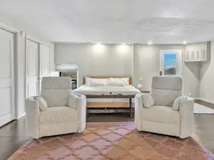 Unique 2-bedroom loft with AC, WiFi in historic building in Pilot Point Square