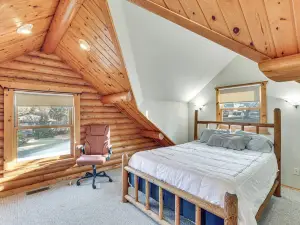 步行至主街！現代斯特吉斯小屋帶院子