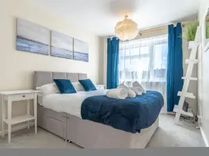 Simple Comforts: 2BR Flat with Free Parking in Newcastle-under-Lyme