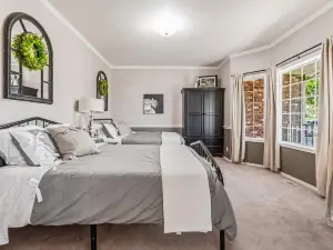 Spacious 6BR Haven - Game Room - Hot Tub Sleep 28+
