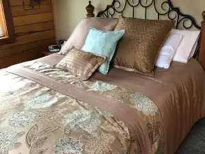 Cozy Lakefront log home on Callender Lake.