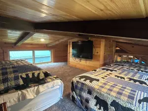 Cozy 1 BR cabin 100 feet from the Linville River near Newland, NC. EV charger