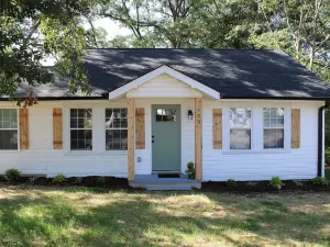 Delightful 2-bedroom house with AC in charming Easley