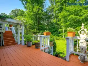15 Mi to the White House! Modern Apt w/ Deck