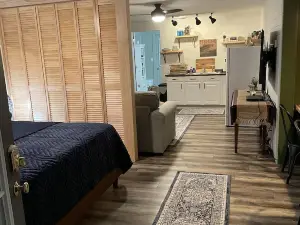 Newly renovated Studio Apartment with gorgeous Muskegon River views. Hardy Dam.