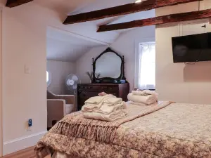 Restored Farm House in quaint Hudson Valley Town of Red Hook, Dutchess County