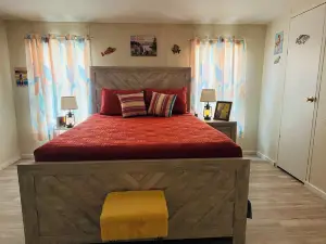 Charming 3-bedroom house with AC and WiFi in welcoming Lytle,TX.