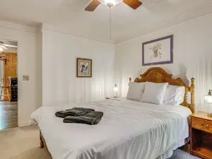 9 Mi to Lake Keowee! Secluded Creekfront Getaway
