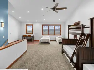 River Views w/Infiniti pool/Htub.  180 degree views of the Columbia River.