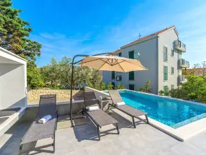 Summer Breeze Pool Apartments